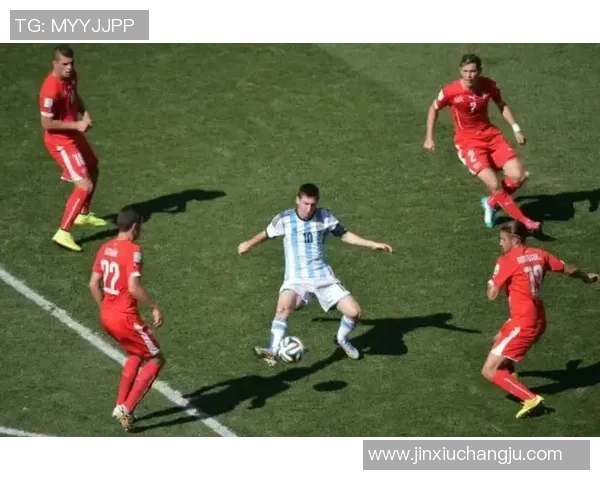 众神降临的瞬间：当梅西走向场边，你手机里的光影是否配得上这份传奇？